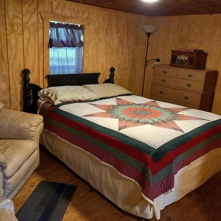 Adorable 1 Bedroom Honey House Rusk Екстериор снимка
